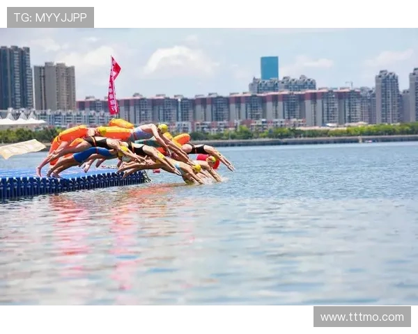 冷冷的水与长长的江见证耐力体育的逐浪前行划艇游泳马拉松竞赛拼搏精神
